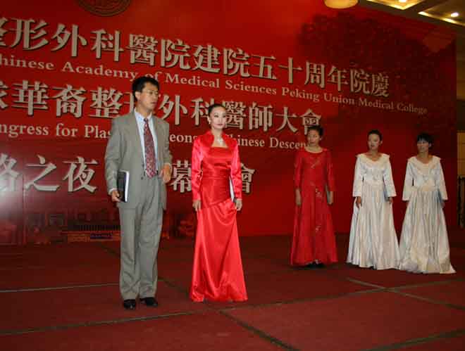 1581662423104.jpg 1_刘雳、强京红等表演的配乐诗朗诵《我们共同走过》.jpg