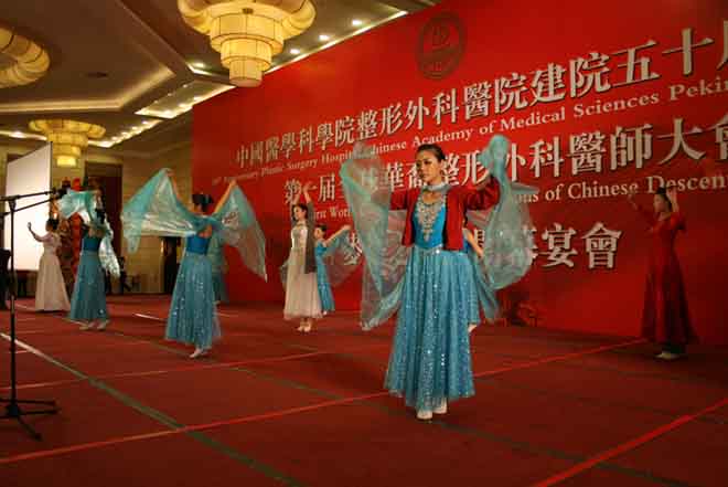 1581662487698.jpg 3_李丹妮、何晶晶等表演的现代舞《美丽的天使》.jpg