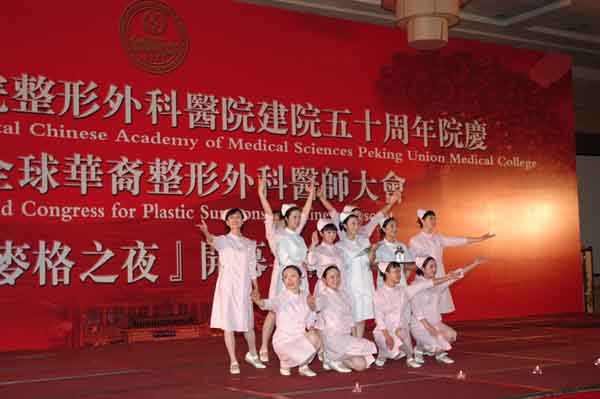 1581662535620.jpg 6_王翠晴、王凤华等表演的手语《祈祷》.jpg