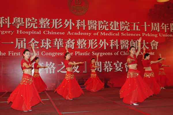 1581662617854.jpg 7_李玉红、冯雪等表演的舞蹈《Kiss Kiss Me》.jpg