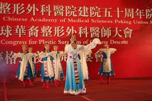 1581662684292.jpg 10_刘学红、钟雨倩等歌伴舞《多彩的哈达》.jpg