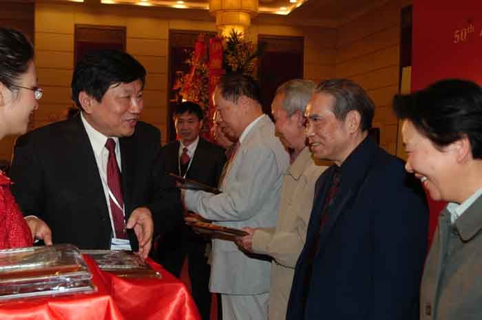 1581662972261.jpg 2_曹谊林院长为获奖老专家颁奖.jpg