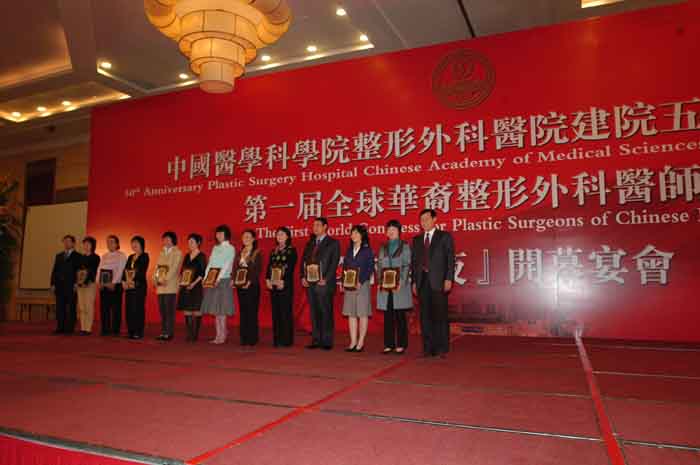 1581663125761.jpg 7_谢士臣、齐凤美等11名医技科室、护理人员获得敬业奉献奖.jpg