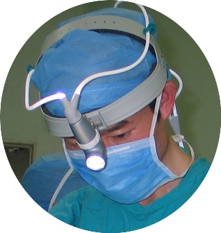 1582724900543.jpg 杨斌简介照片1 聚精会神手术中.jpg