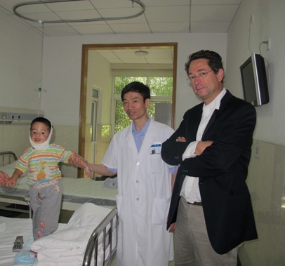 1582724954529.jpg 杨斌简介照片4 杨斌-Arnaud教授访问整形医院-2012.jpg