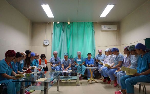 两学一做 手麻支部进行《两学一做》学习研讨.jpg