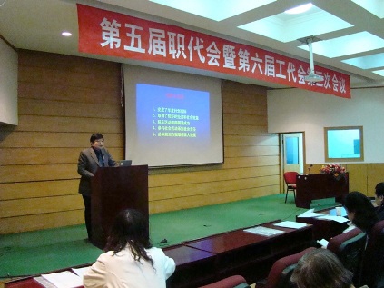 1581683442151.jpg 曹谊林院长向代表做医院工作汇报.jpg