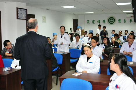 1581745371901.jpg 整形外科医院院所报2013年第一期第三版2.jpg